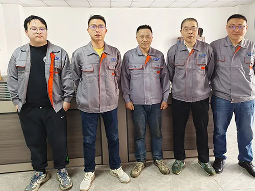 Equipo de ingeniería técnica profesional y experimentado